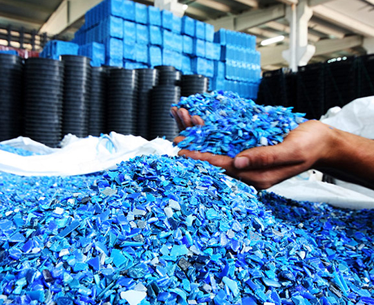 Recolección y reciclaje de plástico azul